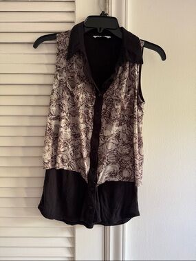 Three Dots Taupe Printed Sleeveless Button-Front Tank with Black Trim